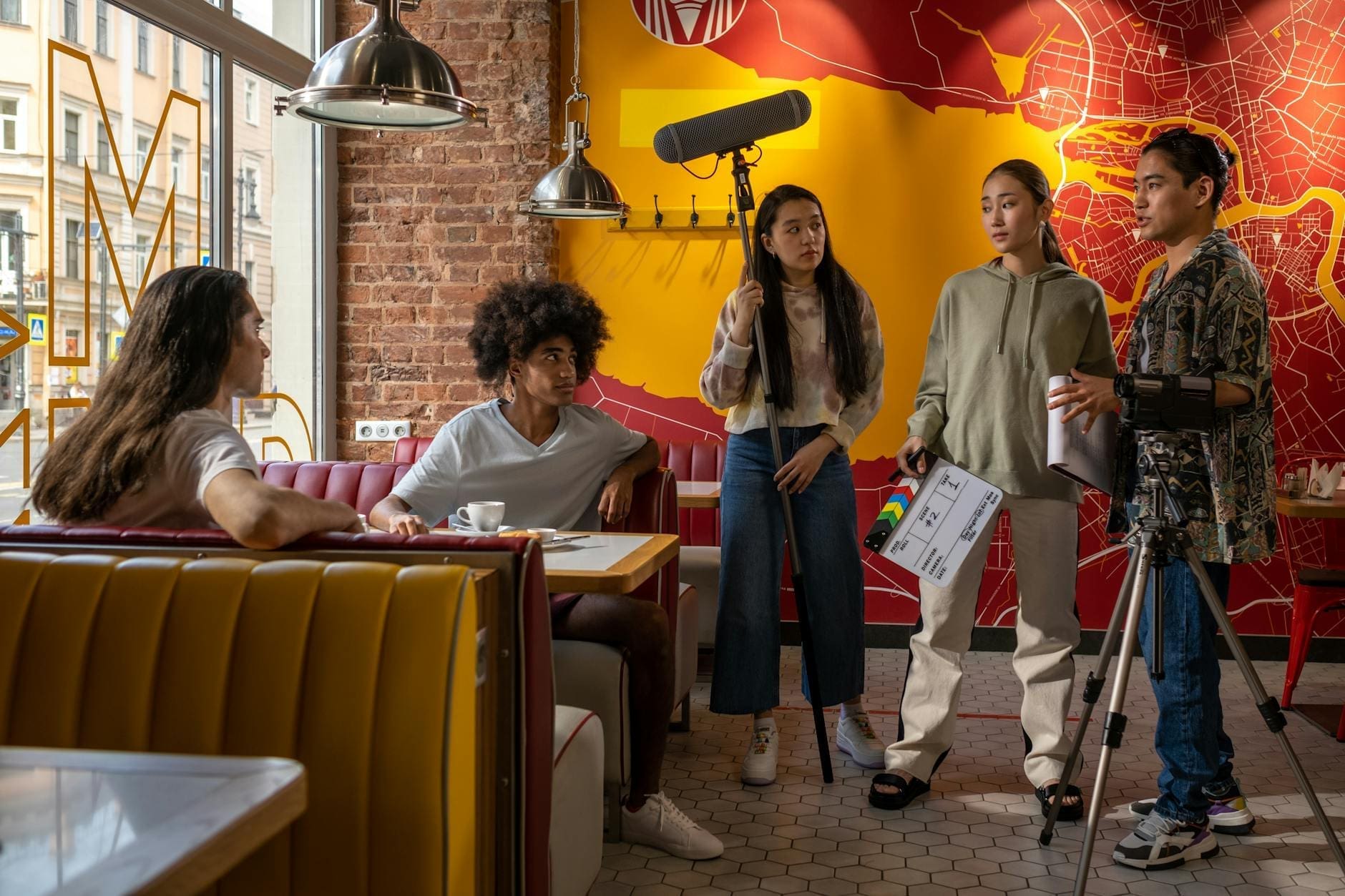actors on screen plan in bar